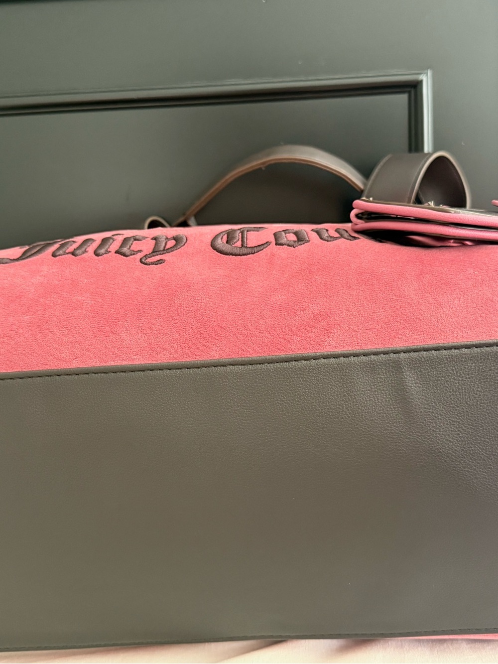Juicy Couture Juicy Crown Weekender Duffle Bag Chateau Rose Velvet Bow Charm - Picture 6 of 10